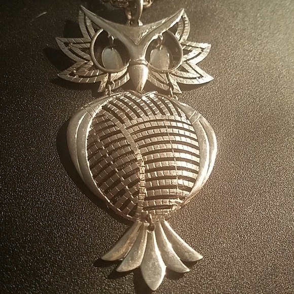 Alan Jewelry - PM 367 Signed ALAN vintage owl Silvertone necklace